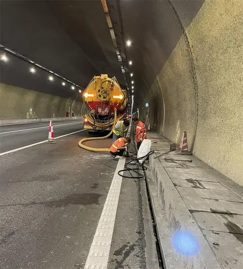 清丰隧道排水渠清淤